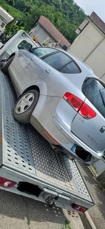 Arrière d’une voiture grise photographiée sur un plateau métallique.