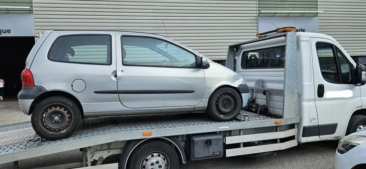 Renault Twingo à trois portes sur le plateau d’un camion.