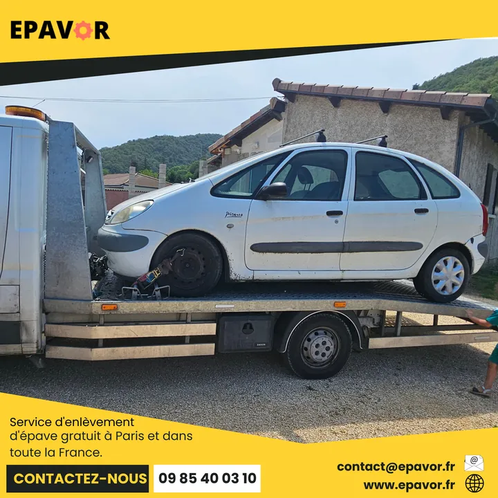 Citroën Xsara Picasso sur un camion avec une sangle reliée à la roue avant.