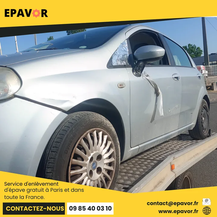 Fiat avec une portière et une aile avant enfoncées sur un camion-plateau.