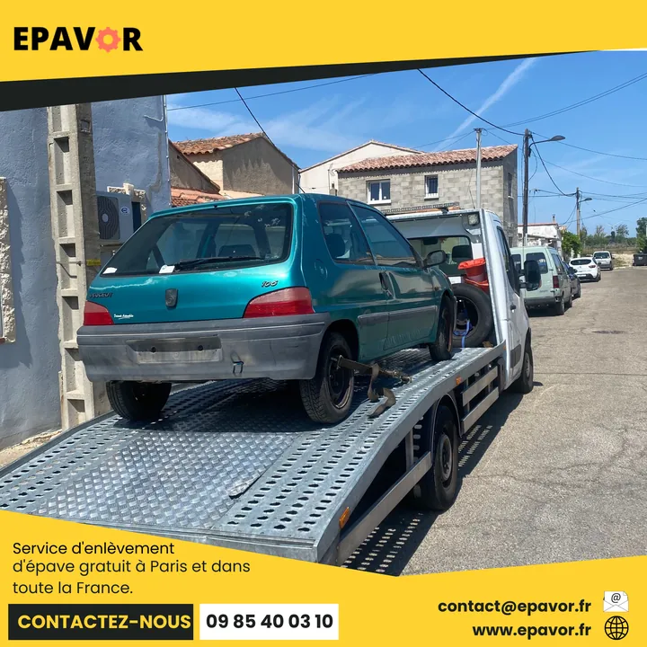 Peugeot 106 sur un camion avec des sangles au niveau des roues.