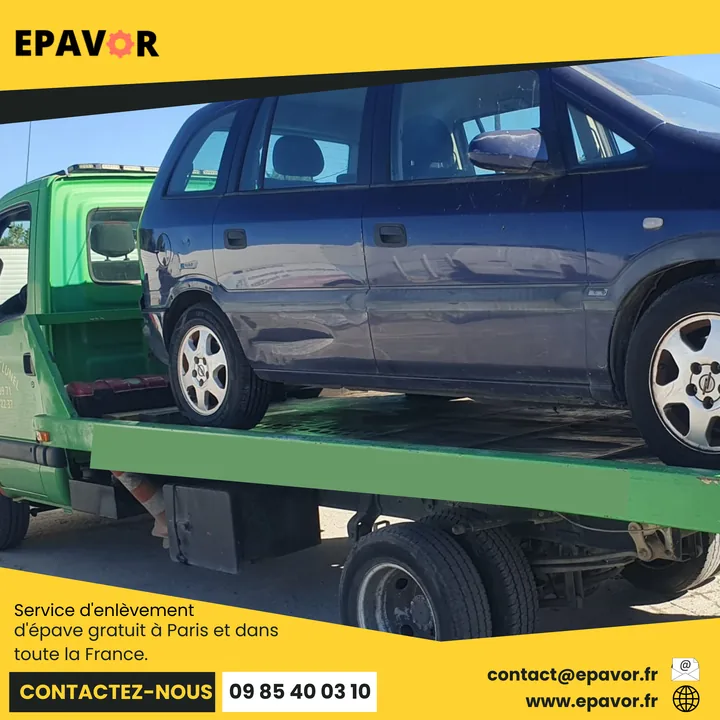 Opel Zafira avec des déformations latérales sur le plateau d’un camion.
