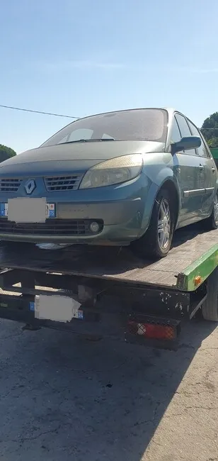 Avant d’une voiture grise installée sur un plateau métallique.