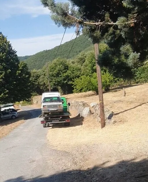 Camion chargé près d’un talus pierreux et d’un accotement non revêtu.