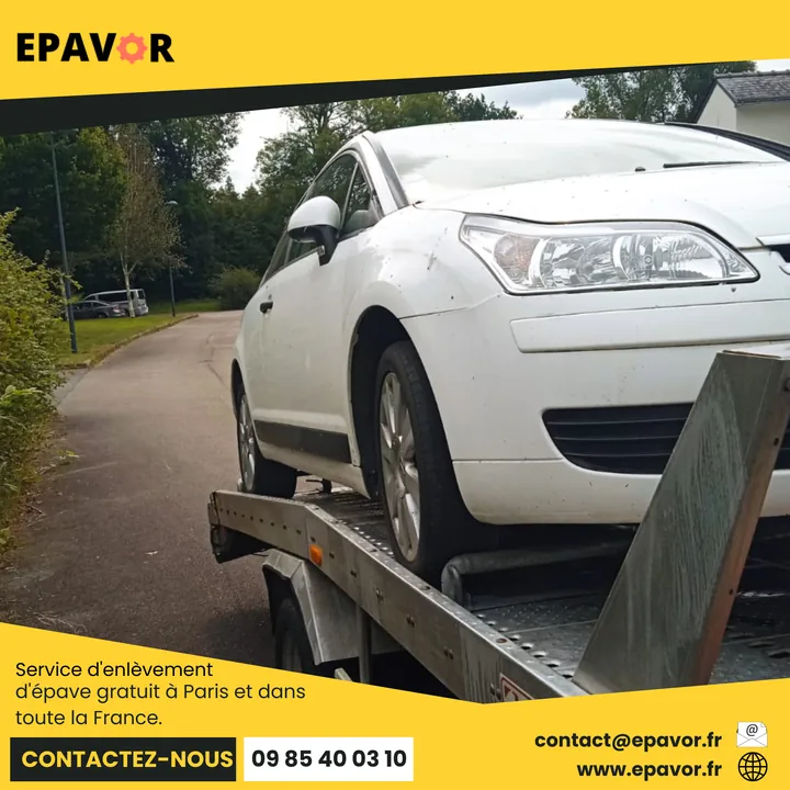Visuel promotionnel jaune Epavor montrant l’avant d’une voiture blanche sur un plateau.