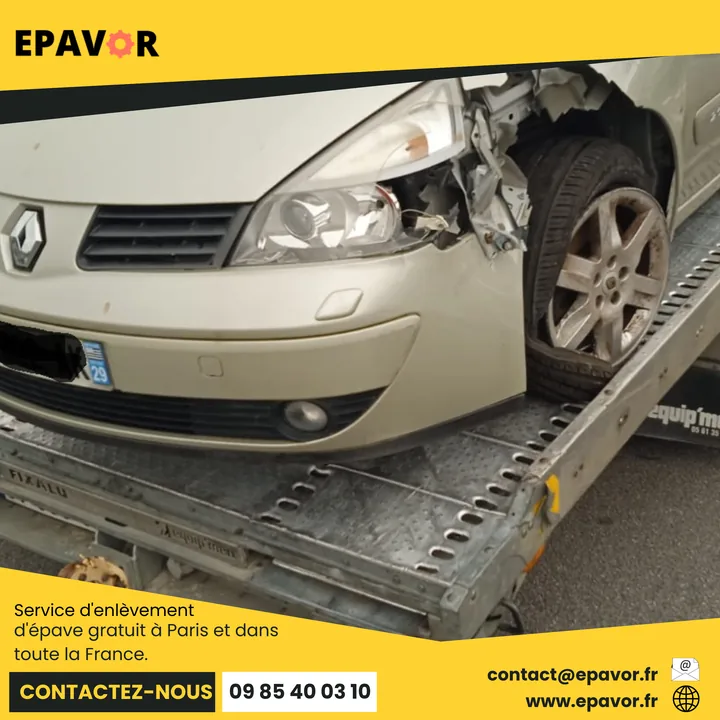 Visuel promotionnel jaune Epavor montrant l’avant et le côté d’une voiture claire sur un plateau.