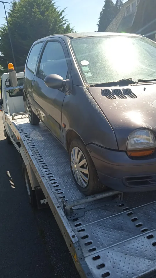 Renault Twingo ancienne chargée sur une dépanneuse.