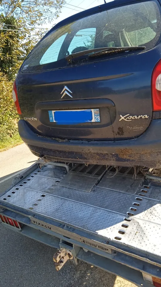 Citroën Xsara Picasso chargé sur une dépanneuse.