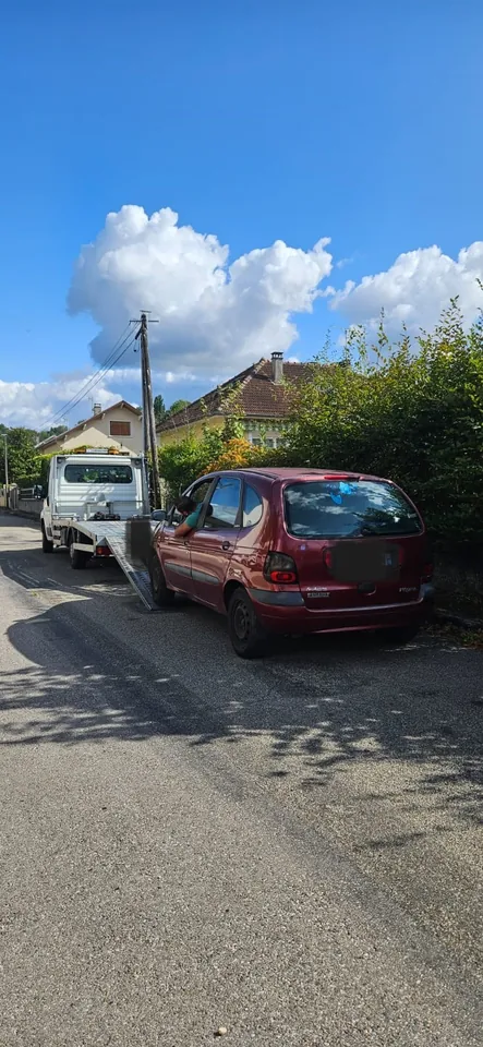 Renault Scénic encore au sol près des rampes d’une dépanneuse.