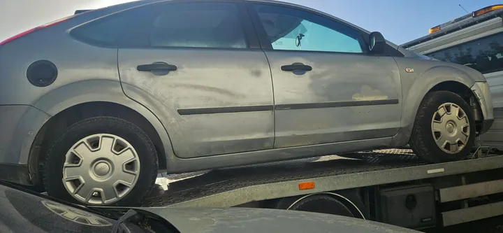 Ford Focus chargée de profil sur une dépanneuse.