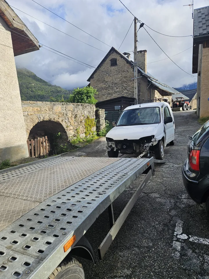 Fourgonnette sans pare-chocs ni plusieurs éléments avant face aux rampes.