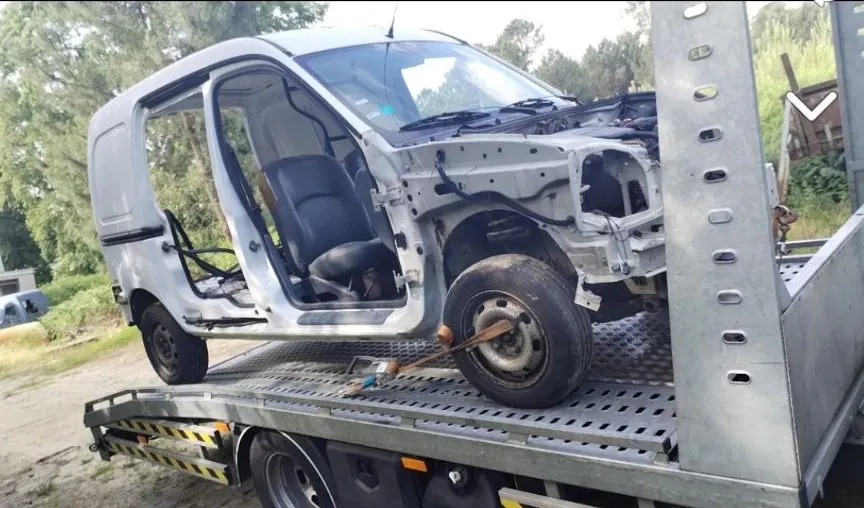 Carrosserie de voiture dépourvue de plusieurs éléments, installée sur un plateau.