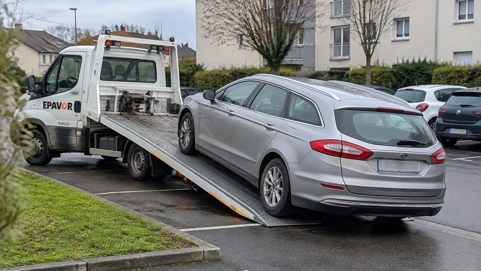 Illustration d’un enlèvement d’épave à Landivisiau avec une dépanneuse — service d’épaviste.